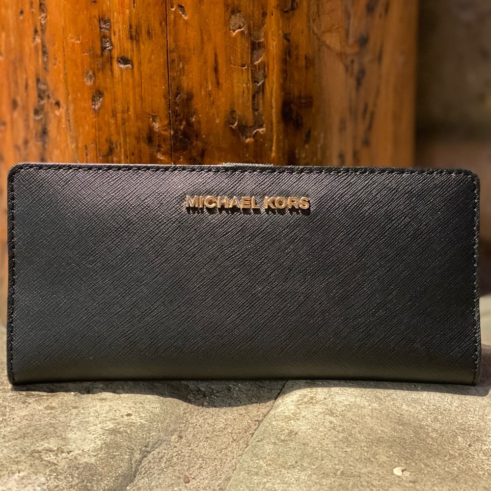 Michael Kors “Jet Set Travel” slim bifold wallet